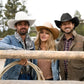 Chapeau cowboy posé sur une surface en bois