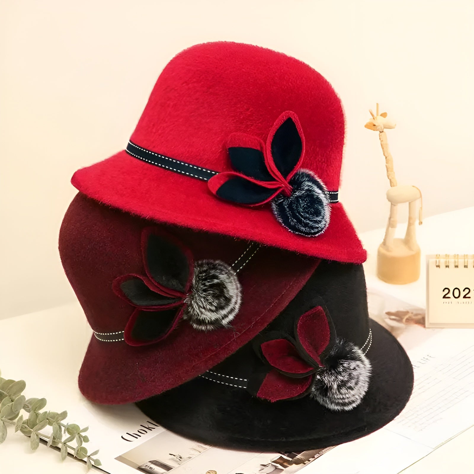 Gros plan sur le bord du chapeau cloche, texture feutrée