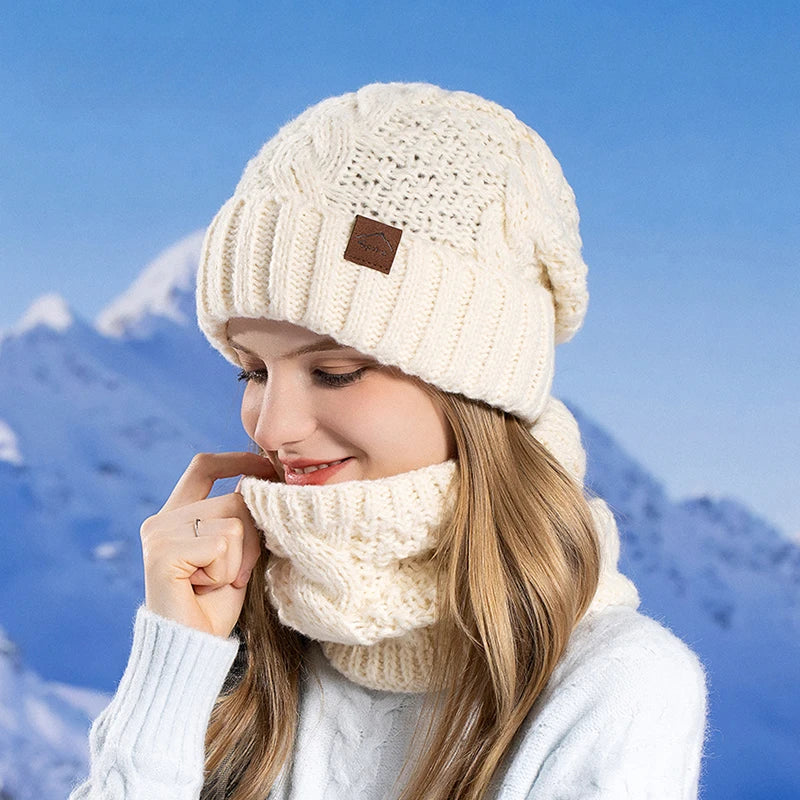 Gros plan sur la texture torsadée du bonnet tricoté