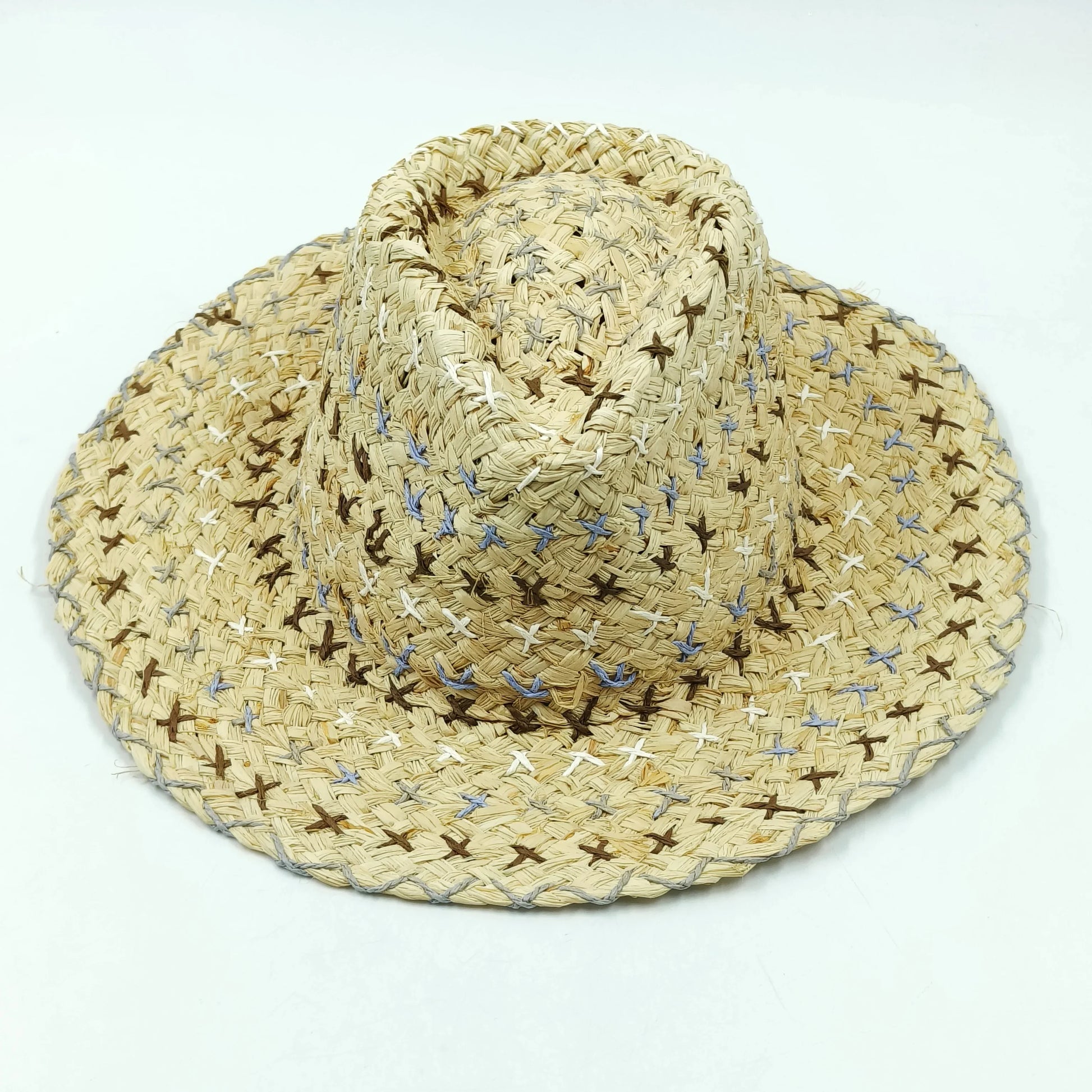 Chapeau de paille aéré, broderies expressives