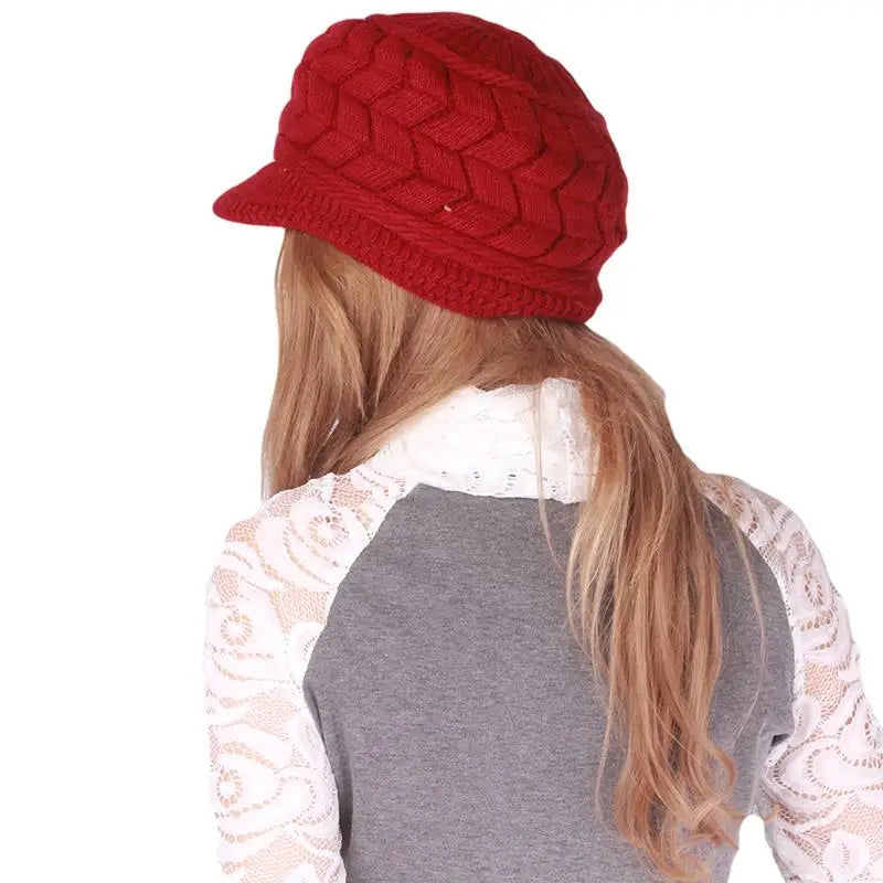 Gros plan sur la maille torsadée du bonnet d'hiver