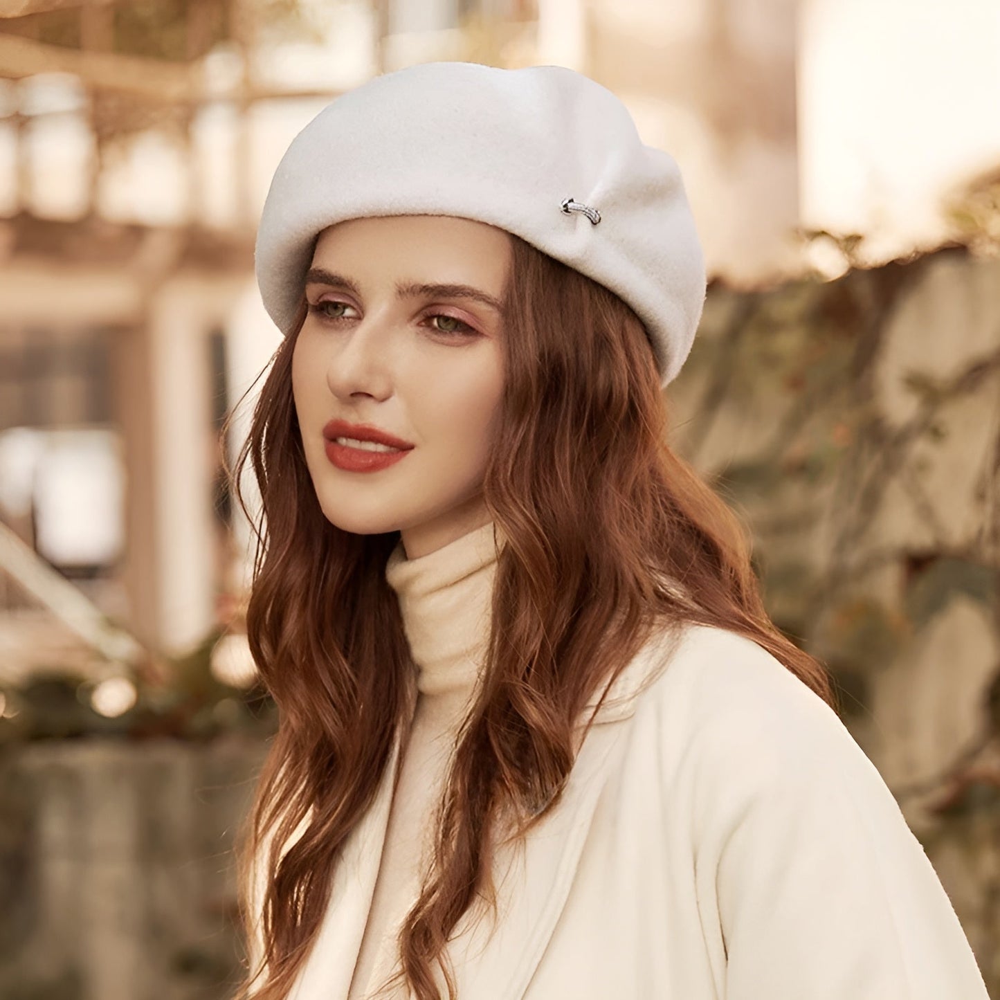 Béret en laine avec broche argentée sur fond blanc