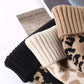 Bonnet léopard en maille torsadée, pompon visible