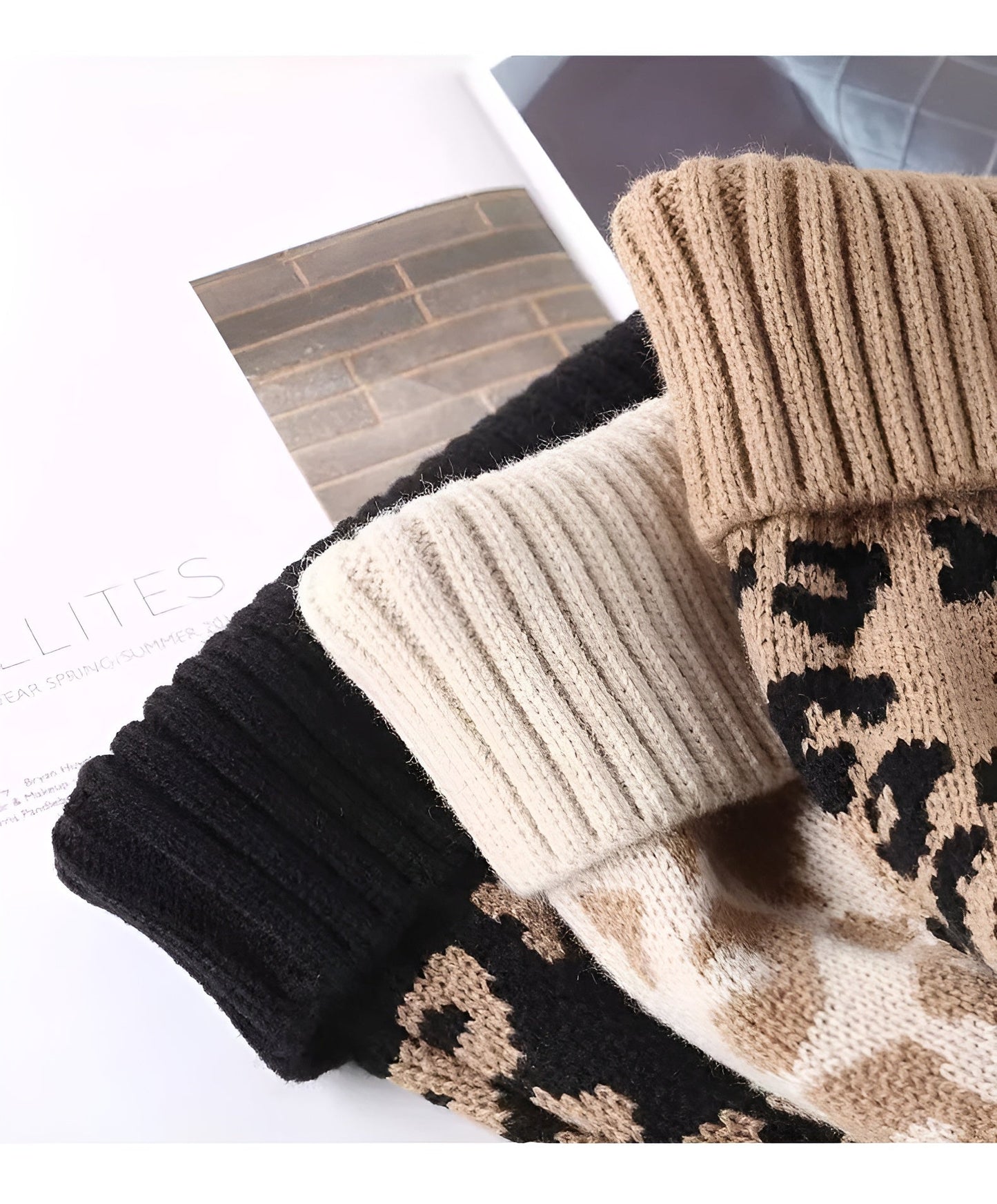 Bonnet léopard en maille torsadée, pompon visible