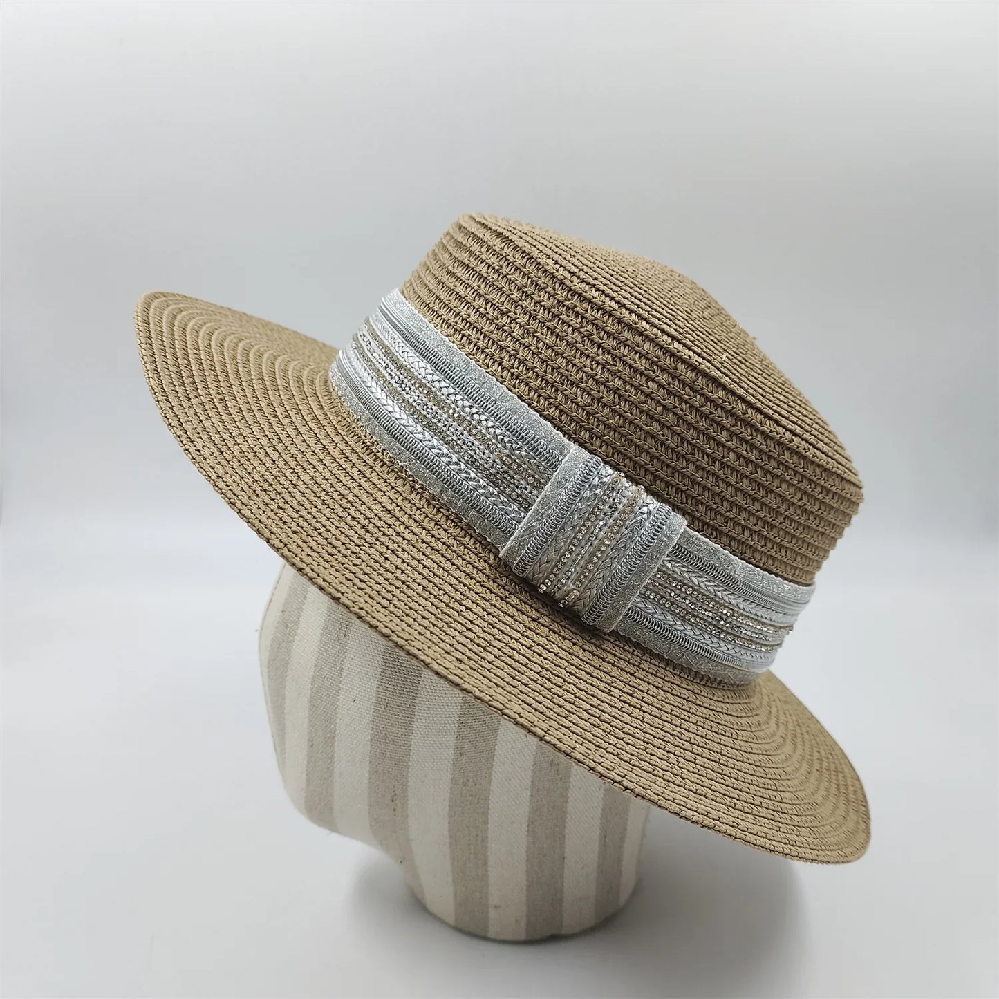 Vue de dessus d'un chapeau de paille avec bord large