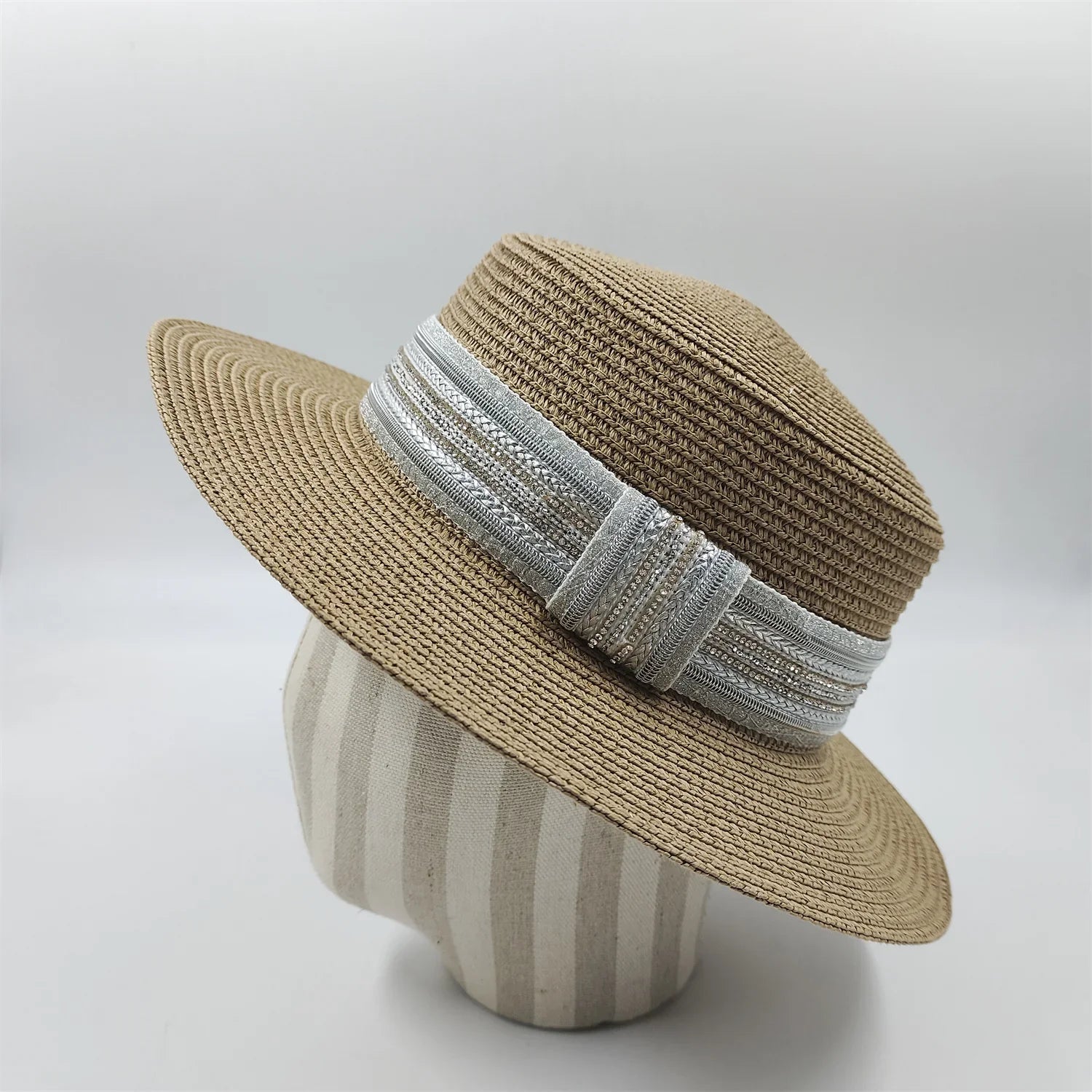 Vue de dessus d'un chapeau de paille avec bord large