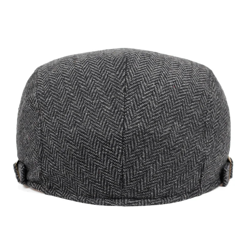 Béret en feutre gris sur fond neutre, vue de côté