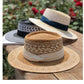 Chapeau de paille avec ruban contrasté sur fond blanc