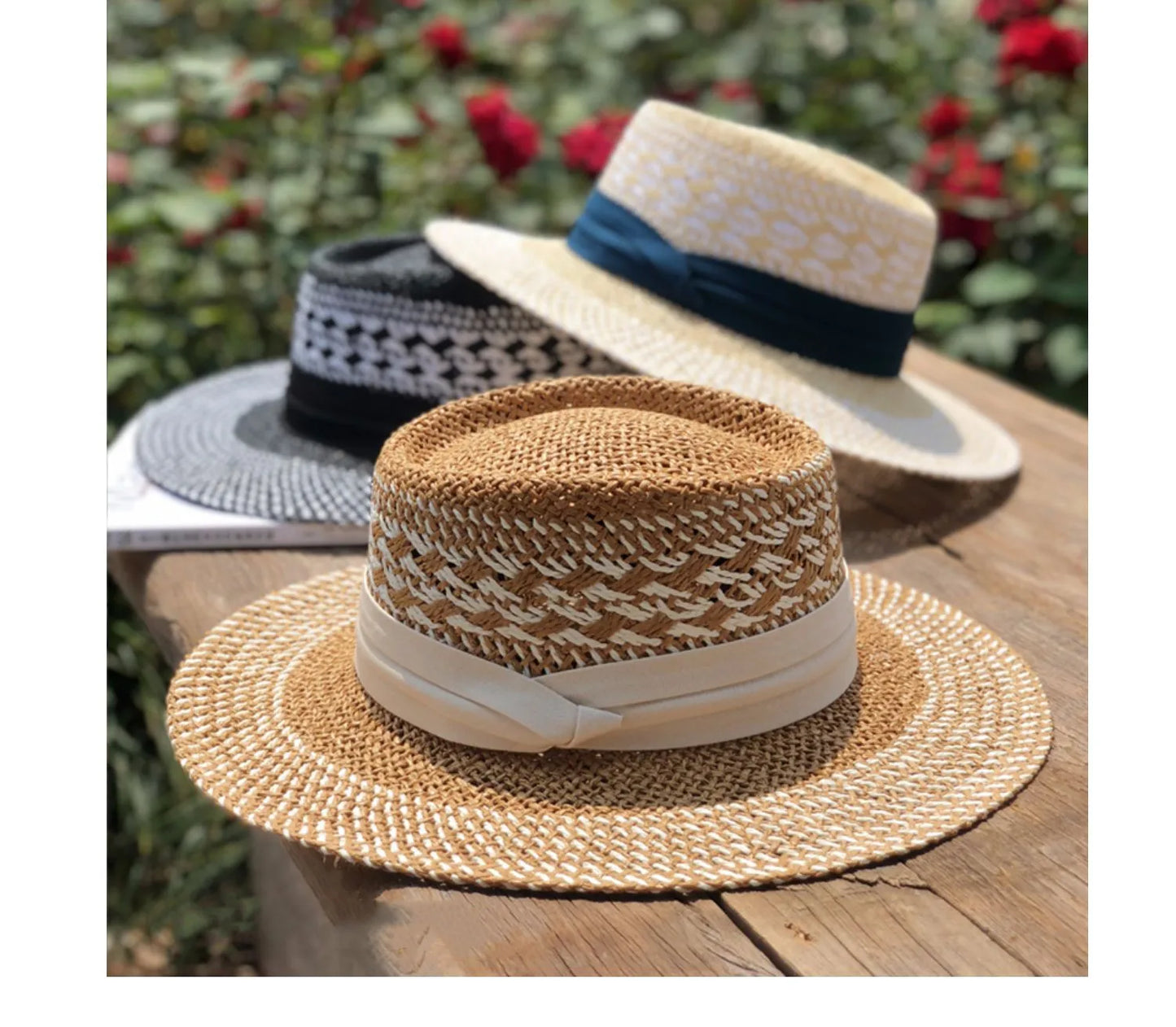 Chapeau de paille avec ruban contrasté sur fond blanc