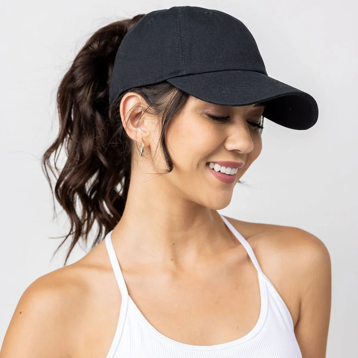 Casquette avec ouverture pour queue de cheval, vue de côté
