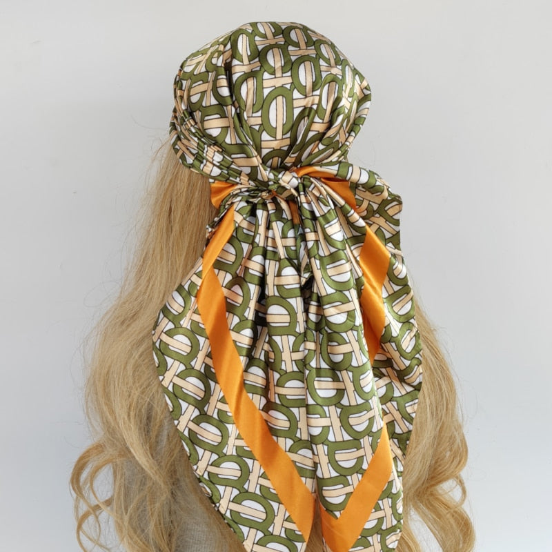 Foulard carré vert à motifs géométriques et liseré orange