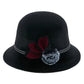 Vue latérale d'un chapeau cloche, ruban noir élégant