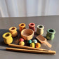 Main d'enfant manipulant des pièces en bois colorées