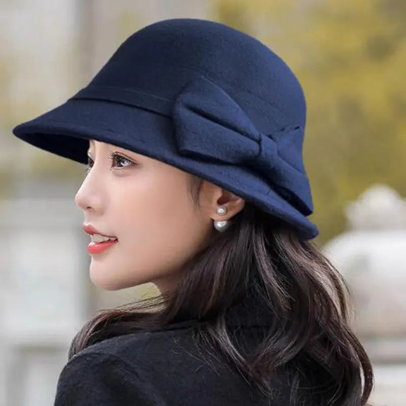 Chapeau cloche en feutre gris avec doublure intérieure