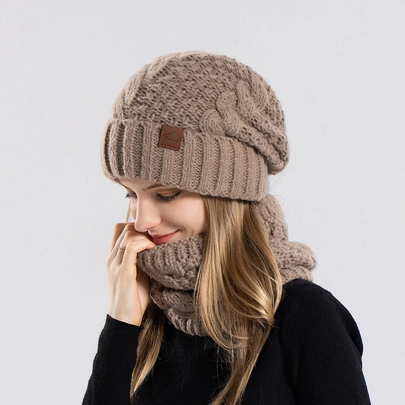 Vue de côté du bonnet en maille torsadée beige