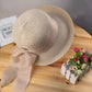 Chapeau de paille avec large bord, posé sur une table