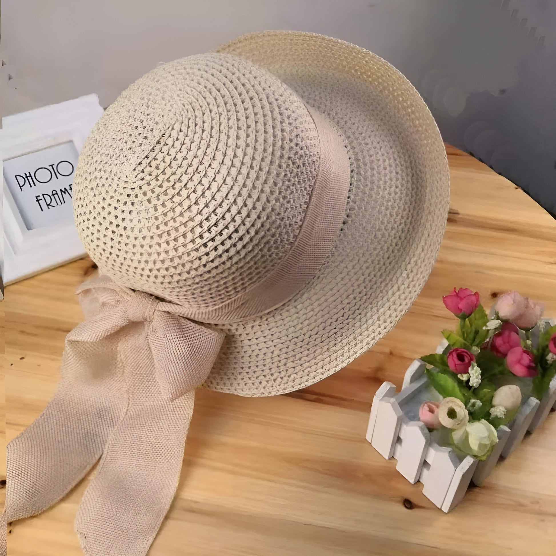 Chapeau de paille avec large bord, posé sur une table