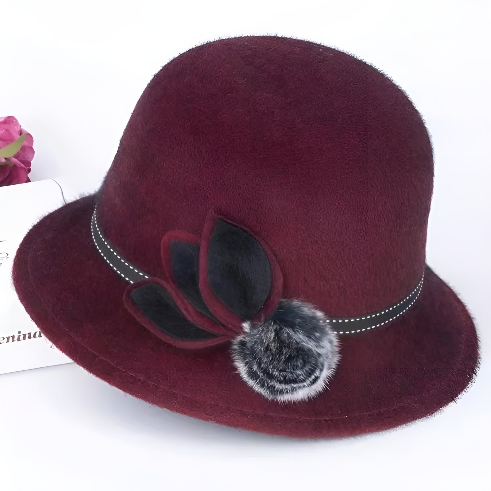 Chapeau cloche posé sur une table, lumière naturelle