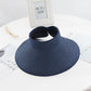 Chapeau de paille sur une chaise longue au bord de la piscine