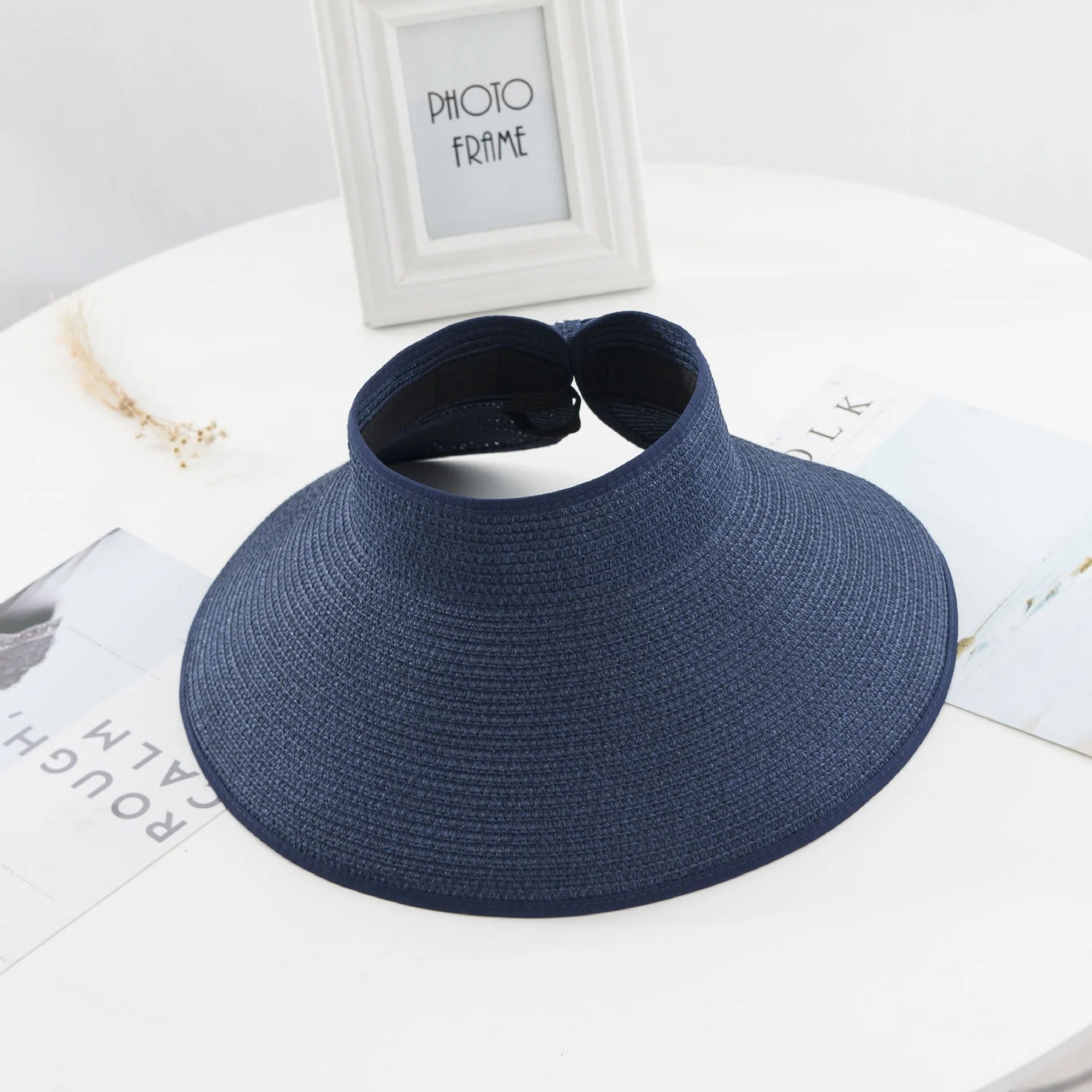 Chapeau de paille sur une chaise longue au bord de la piscine