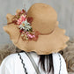 Fleur décorative sur le bord du chapeau