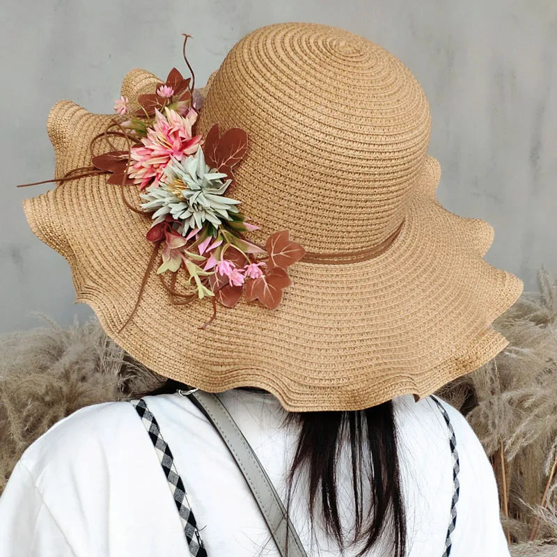 Fleur décorative sur le bord du chapeau