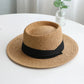 Chapeau de paille sur fond neutre, style chic