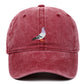 Design brodé d'oiseau sur casquette moderne