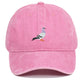 Gros plan sur la broderie oiseau d'une casquette