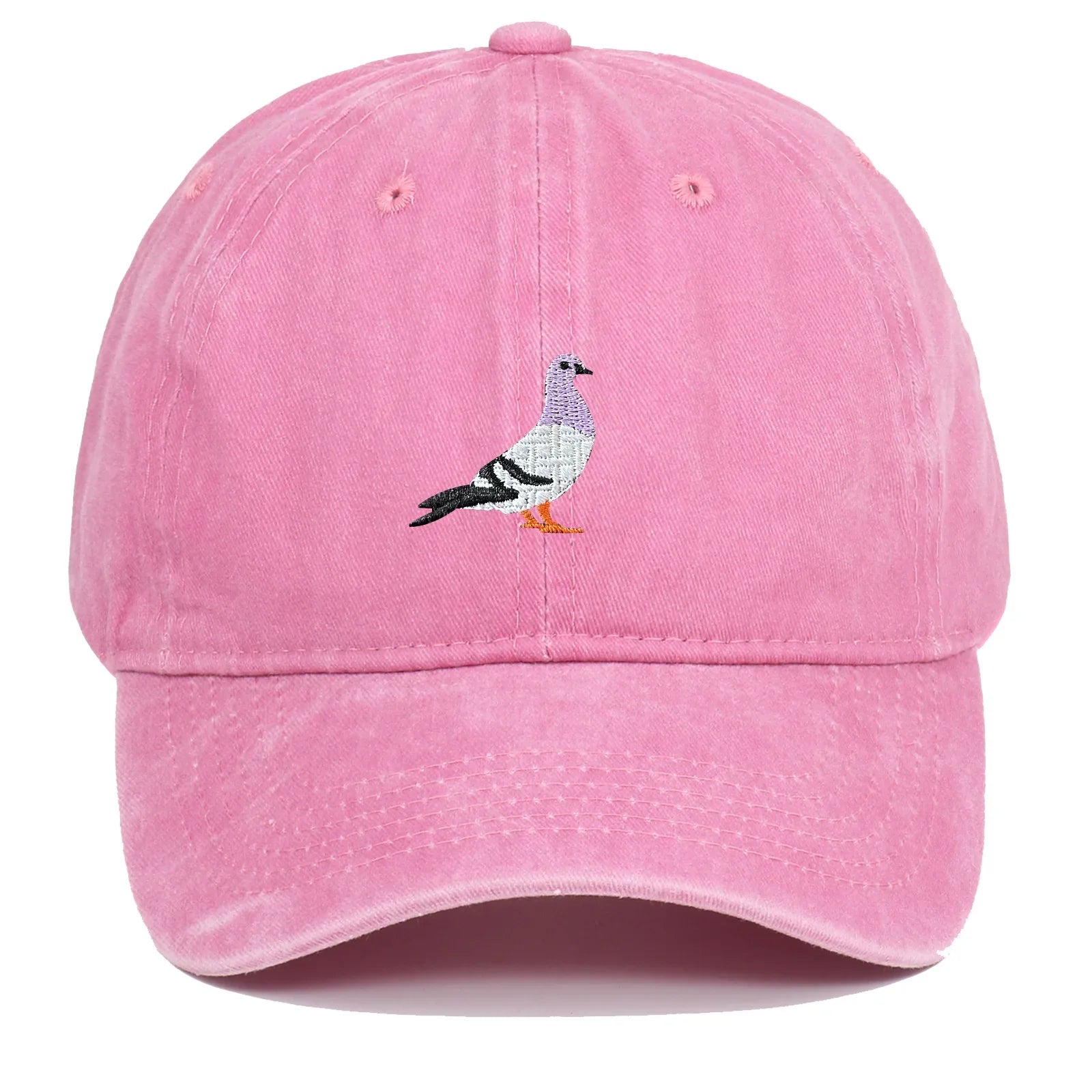 Gros plan sur la broderie oiseau d'une casquette