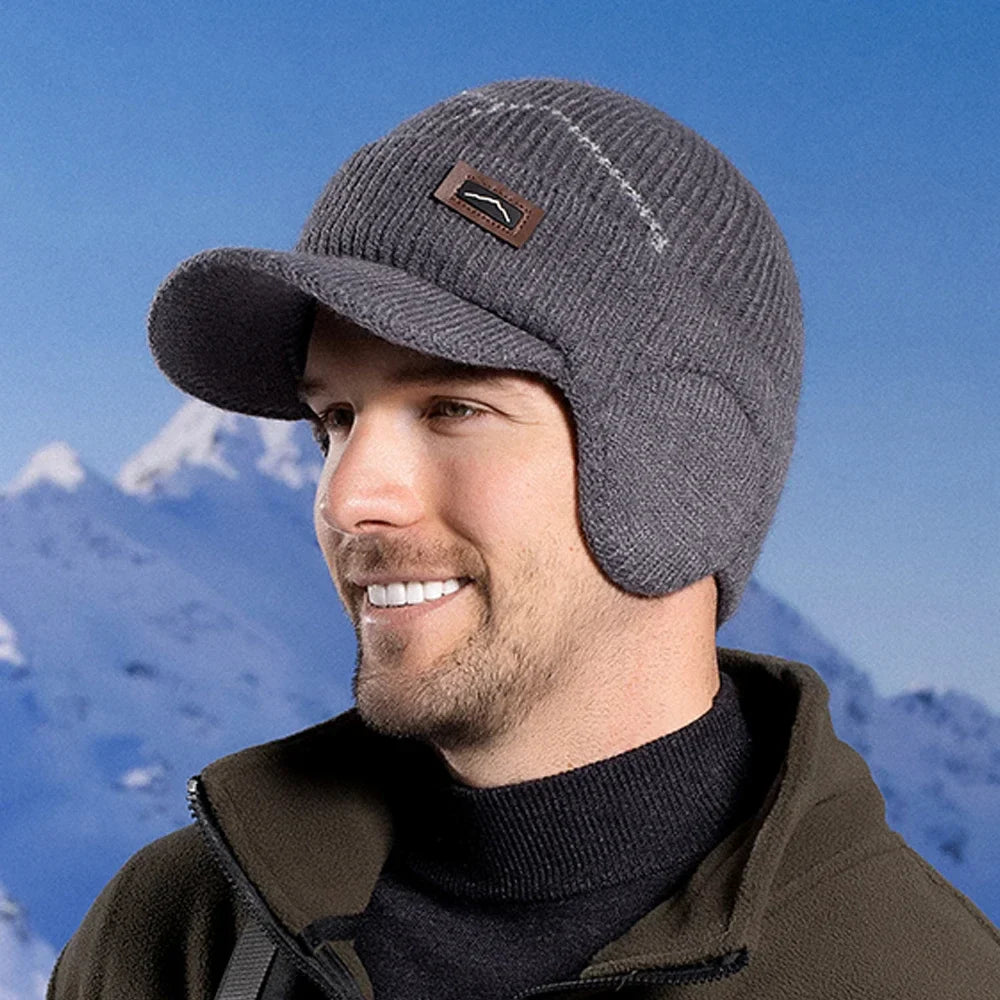 Bonnet casquette avec visière et protège-oreilles en extérieur enneigé