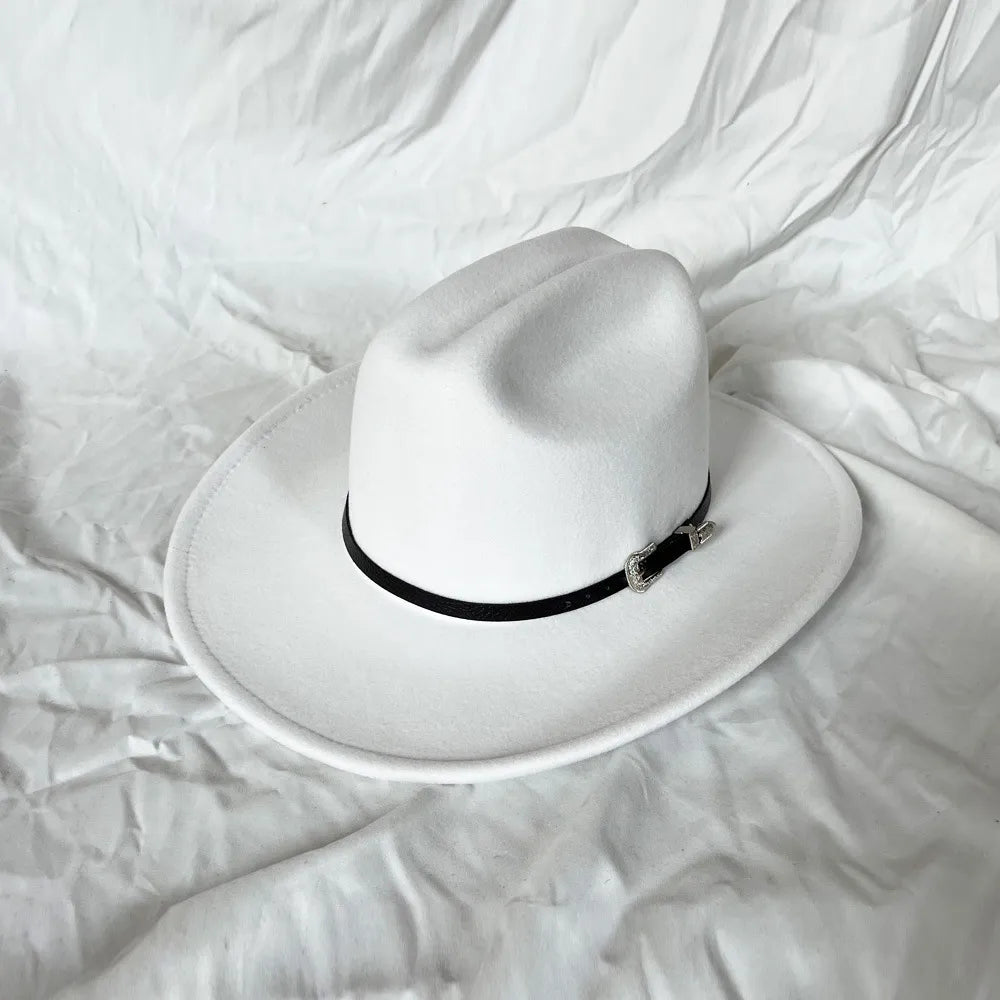 Chapeau cowboy en feutre sur fond de ciel bleu
