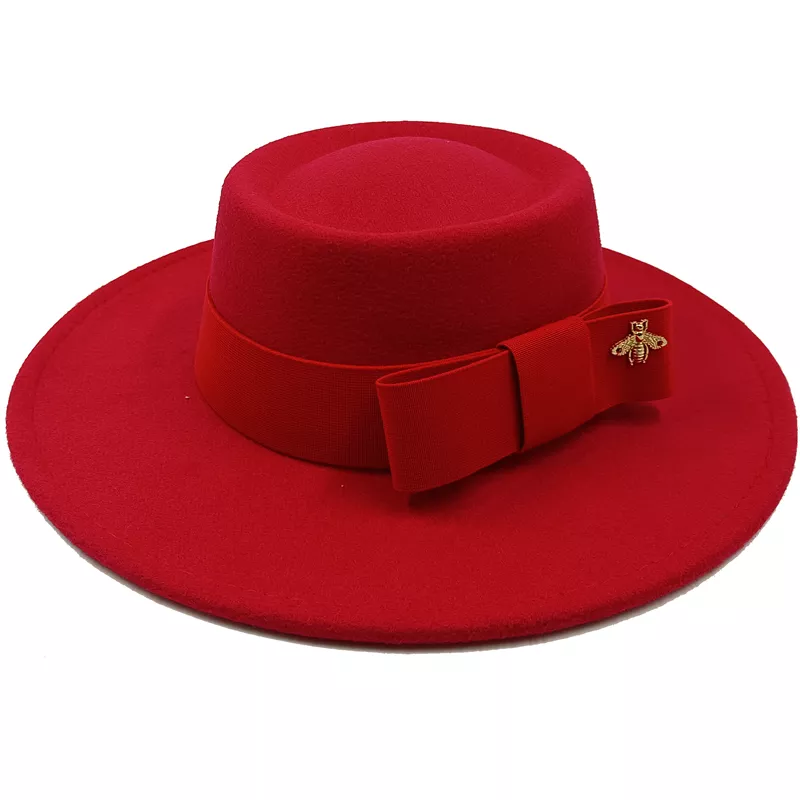 Chapeau beige en coton, vu de côté, sur fond neutre