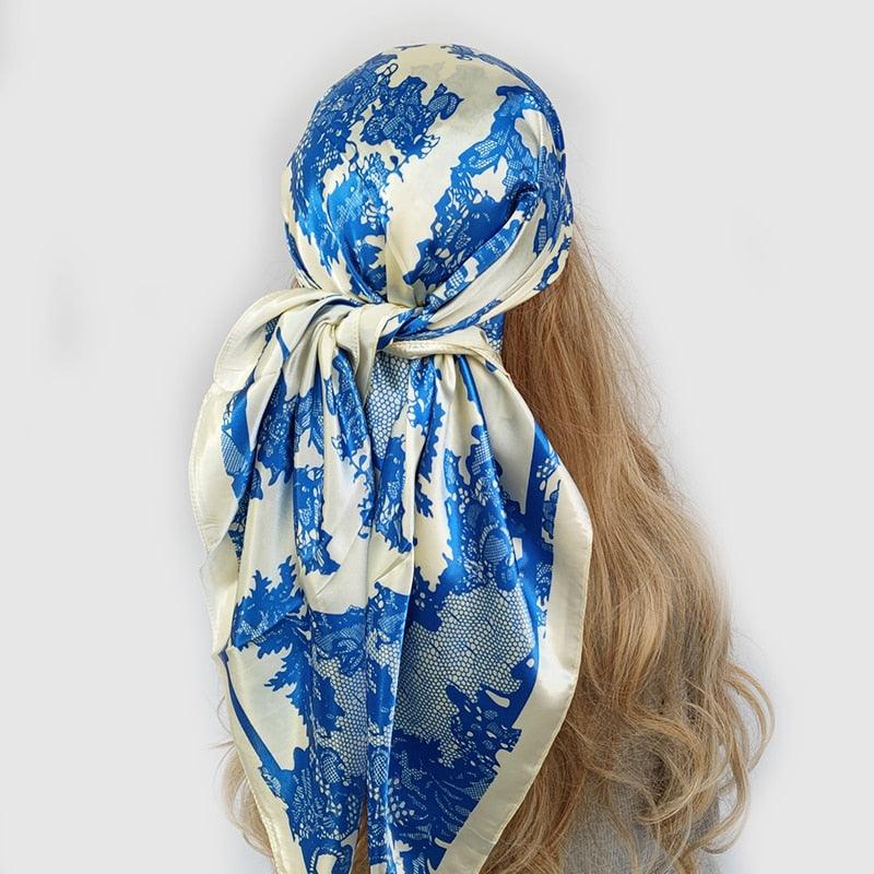 Motifs baroques détaillés sur fond crème et bleu