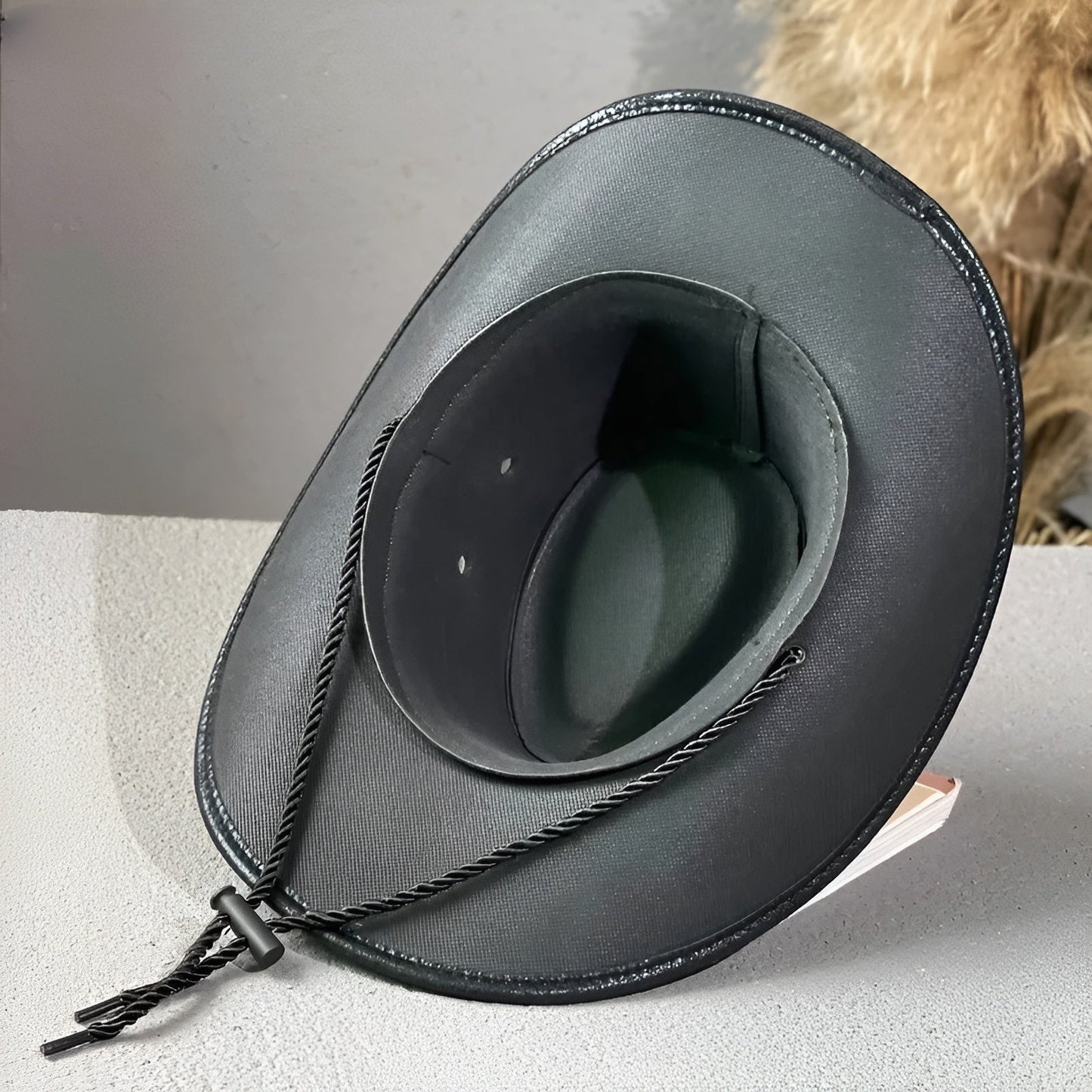 Vue rapprochée d'un chapeau cowboy en cuir, texture détaillée