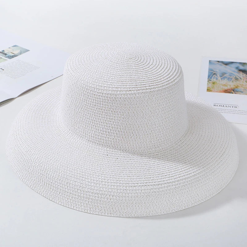 Chapeau de paille sur fond de ciel bleu