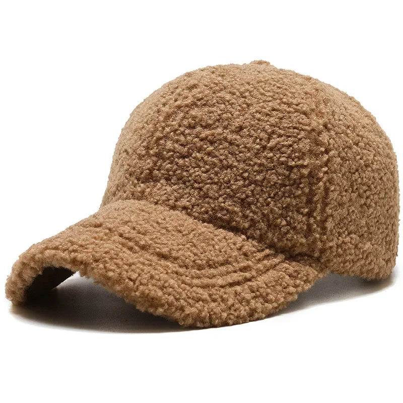 Casquette en polaire grise avec visière incurvée sur fond neutre