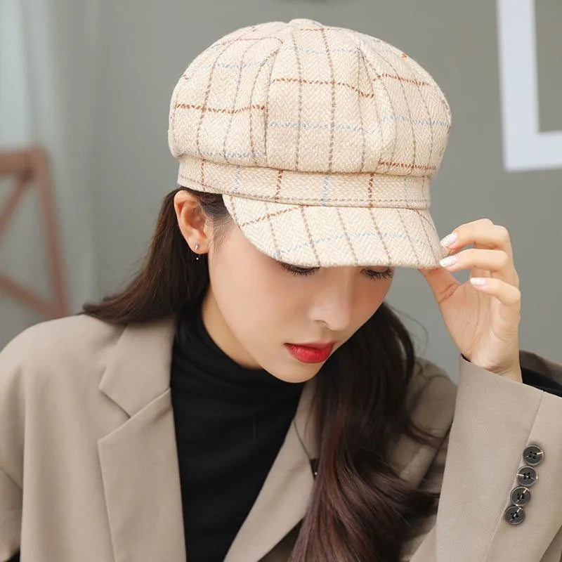 Béret à carreaux posé sur une surface en bois