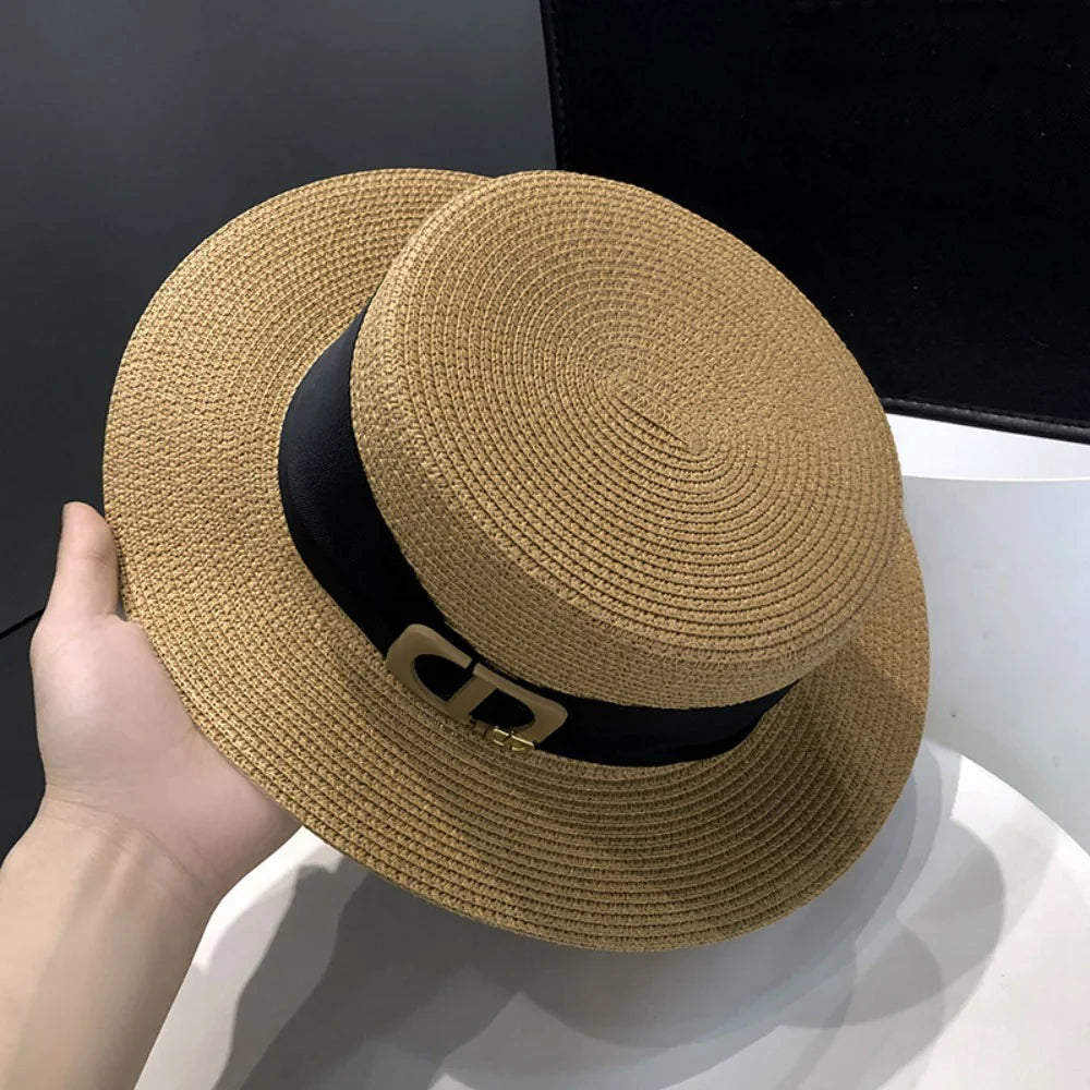 Détail de l'ornement métallique sur le chapeau de paille