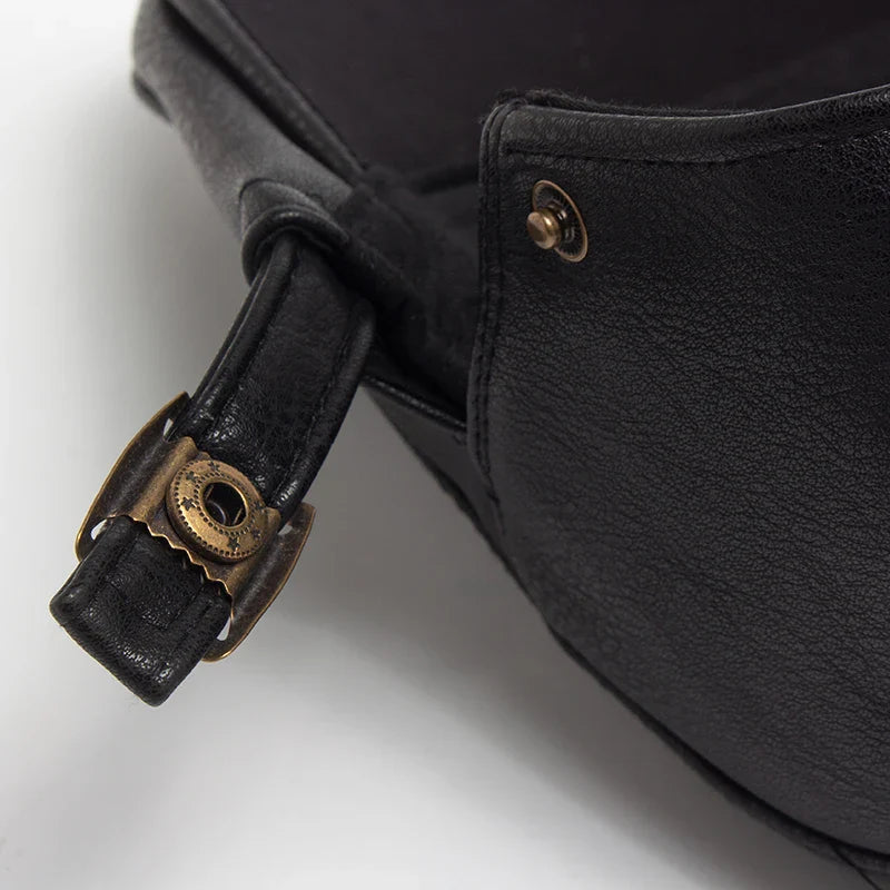 Détail des coutures sur un béret en similicuir