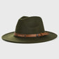 Gros plan sur la texture de la laine d'un Fedora, montrant les détails du tissage