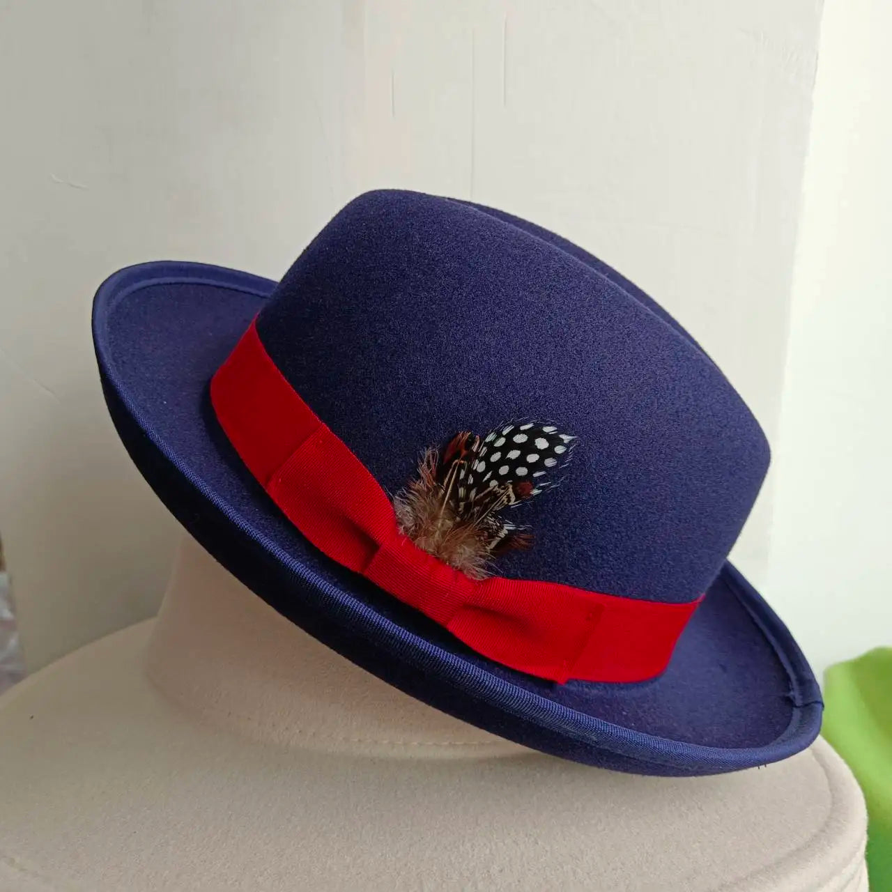 Chapeau melon classique en gros plan sur la bande intérieure