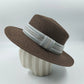 Femme portant un chapeau de paille, vue de profil