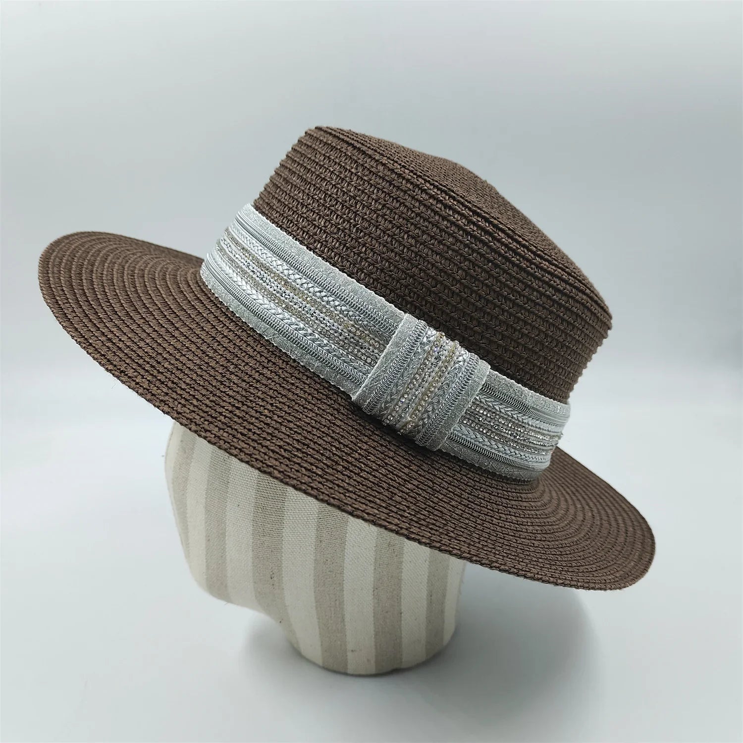 Femme portant un chapeau de paille, vue de profil