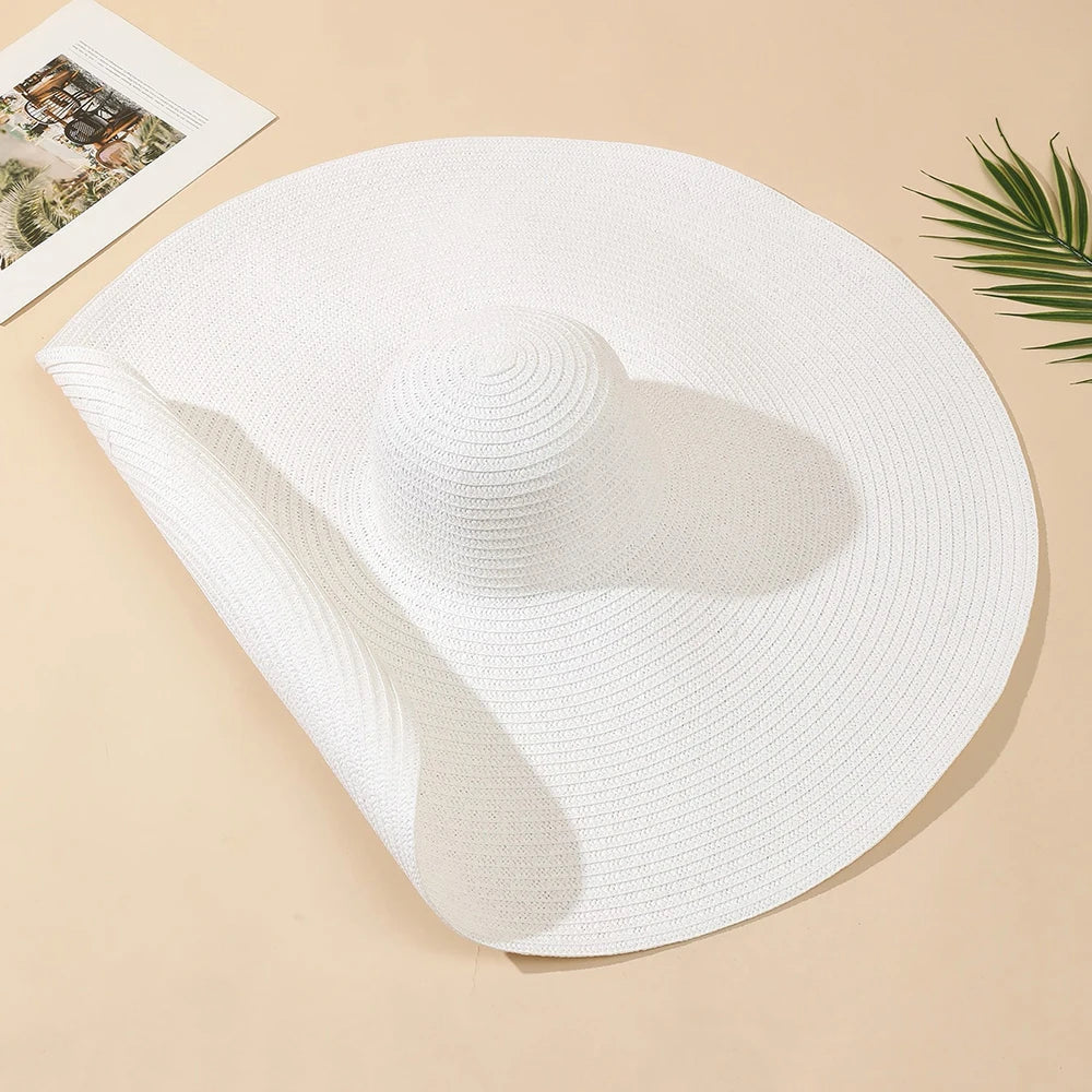 Vue latérale d'un chapeau de paille léger et aéré