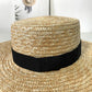 Chapeau de paille avec ombre portée sur le sol