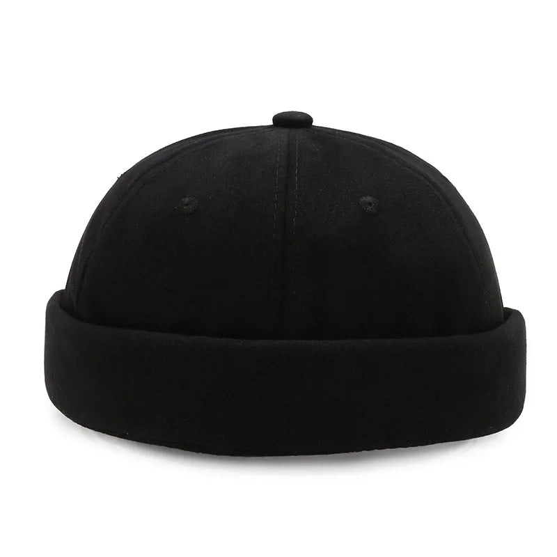 Bonnet Docker noir, vue de côté, design minimaliste