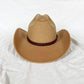 Collection de chapeaux cowboy alignés sur une étagère