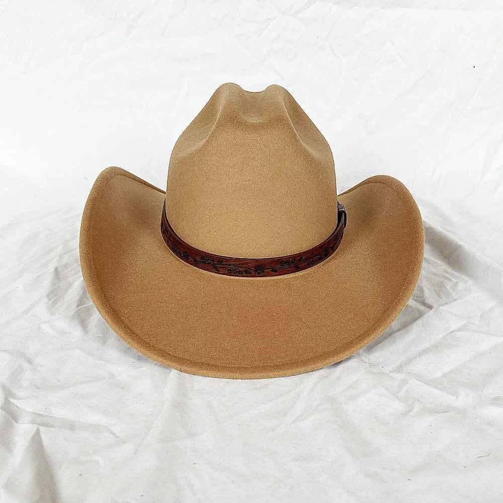 Collection de chapeaux cowboy alignés sur une étagère