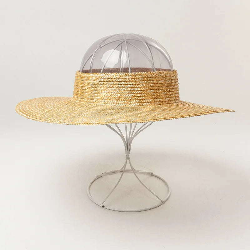 Détail du bord plat et structuré du chapeau